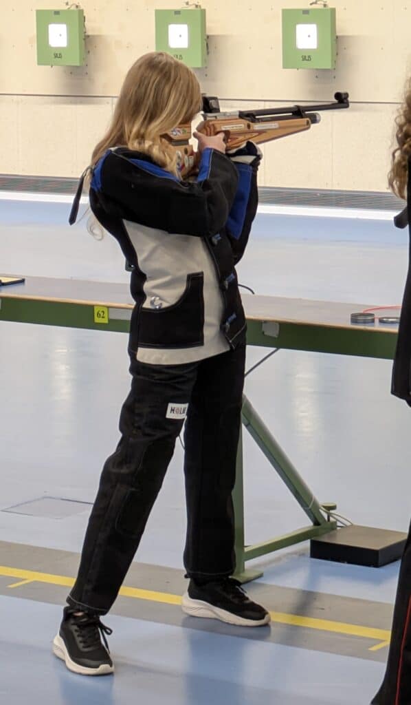 Schützin im Anschlag am Schießstand