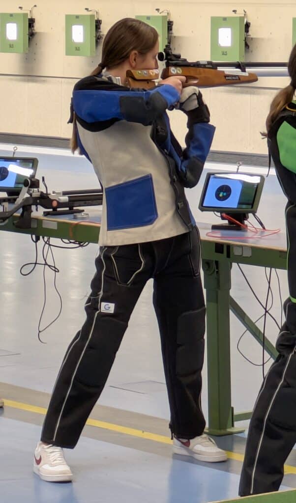 Schützin im Anschlag am Schießstand
